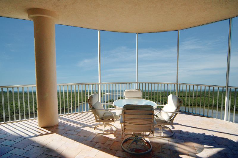 Modern Lanai Structure